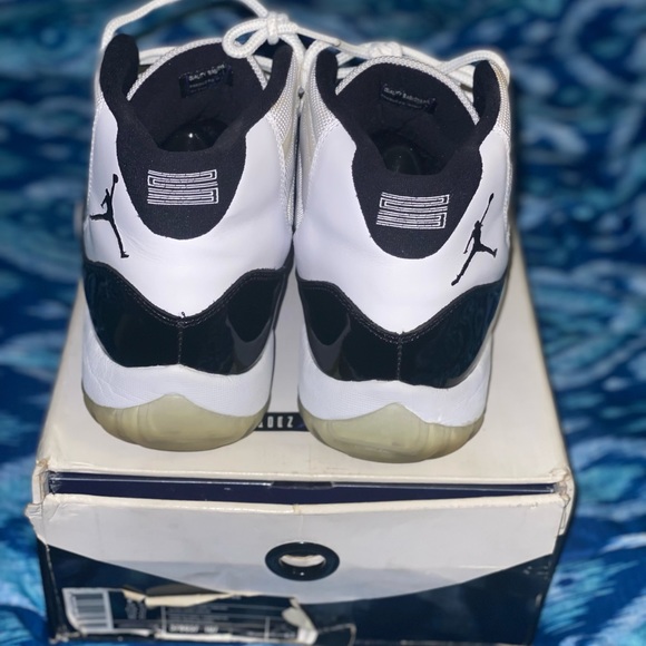 Jordan 11 concord from 2011.   Size 11 - Picture 4 of 9